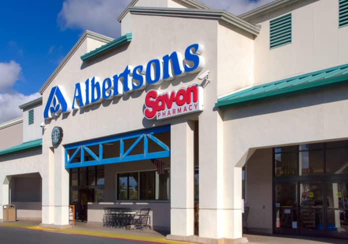 SIMI VALLEY, CAUSA - JANUARY 23, 2016 Albertsons grocery store exterior and logo. Albertsons Companies Inc is an American grocery company. - Image